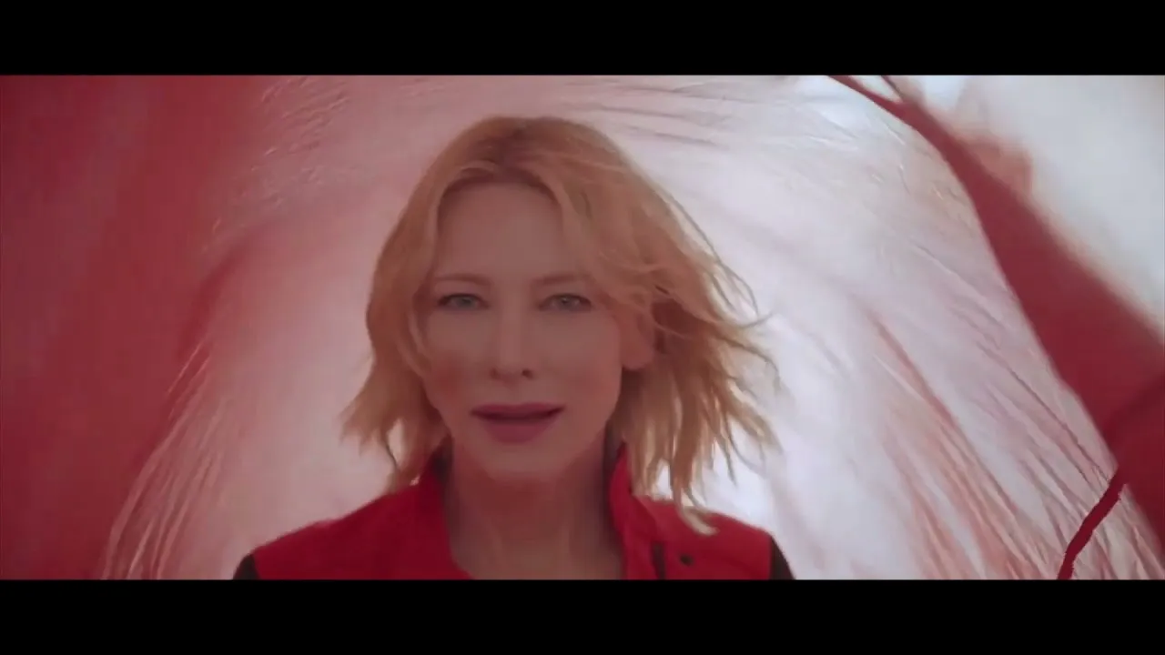 Zdjęcie Kto śpiewa piosenkę z reklamy perfum Si? Odkryj jej tytuł i artystę