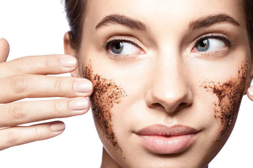 Zdjęcie Ile trzymać peeling na twarzy, aby uniknąć podrażnień i uzyskać efekty?
