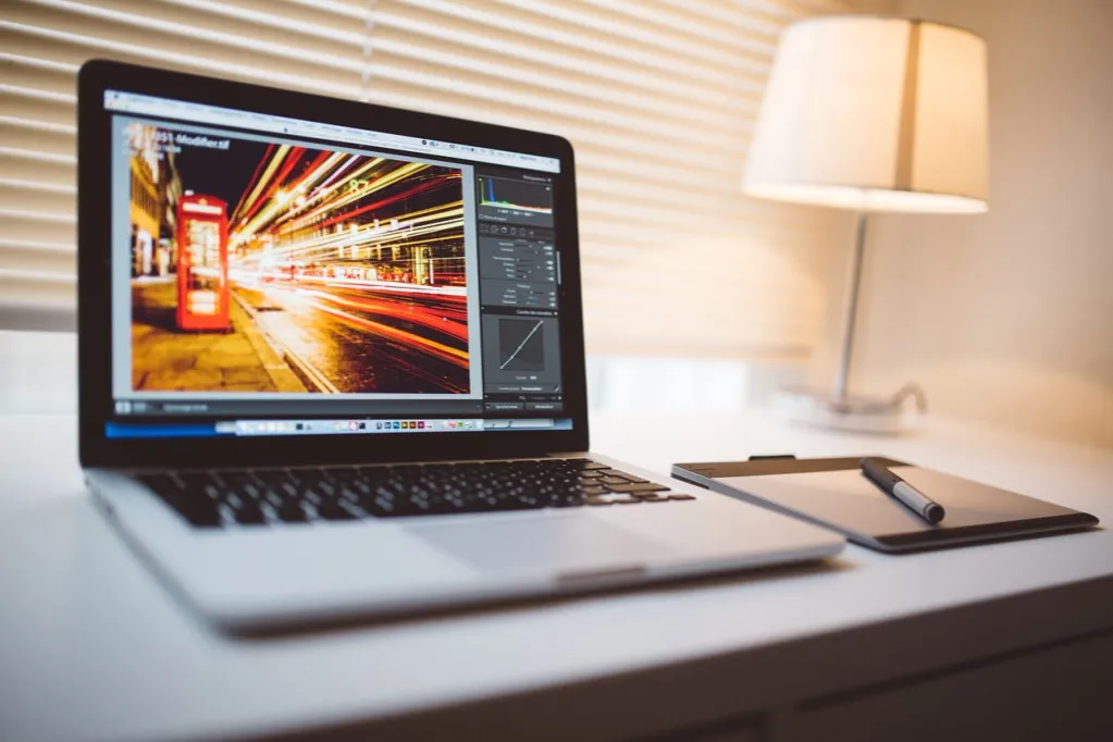 Zdjęcie Czy laptop to PC? Odkryj różnice i zalety laptopów w porównaniu do desktopów