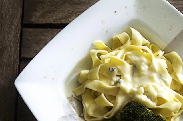 Zdjęcie Szybkie i proste spaghetti serowe, które zaskoczy Twoje podniebienie