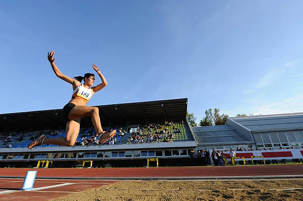 Zdjęcie Atletas de salto de longitud: secretos de su entrenamiento y técnica