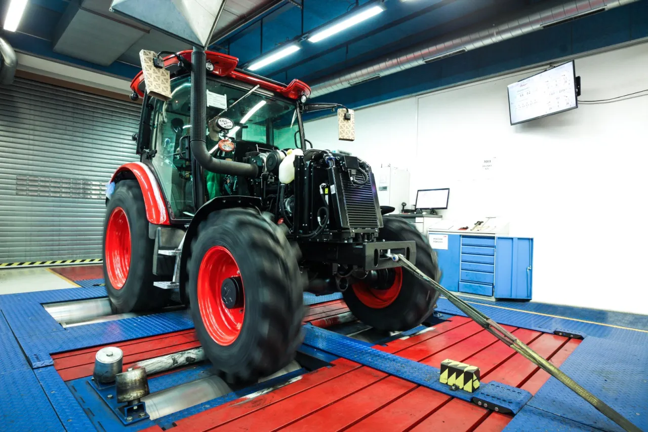 Zdjęcie Zetor 5211 ile oleju do silnika – kluczowe informacje i porady