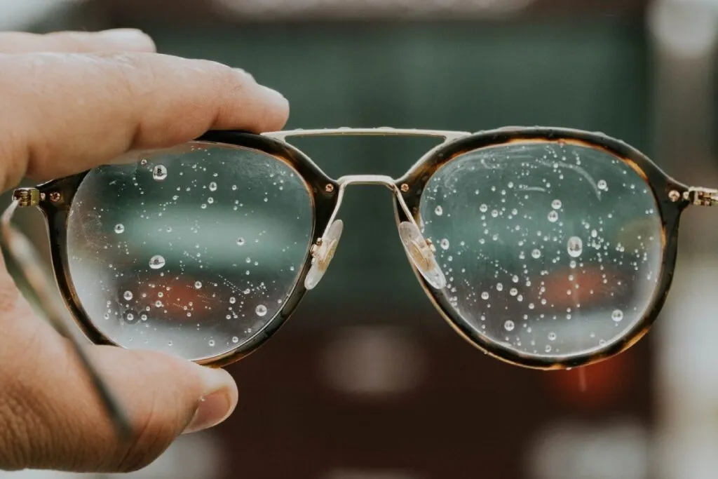 Zdjęcie Czym czyścić okulary przeciwsłoneczne, aby ich nie zarysować?