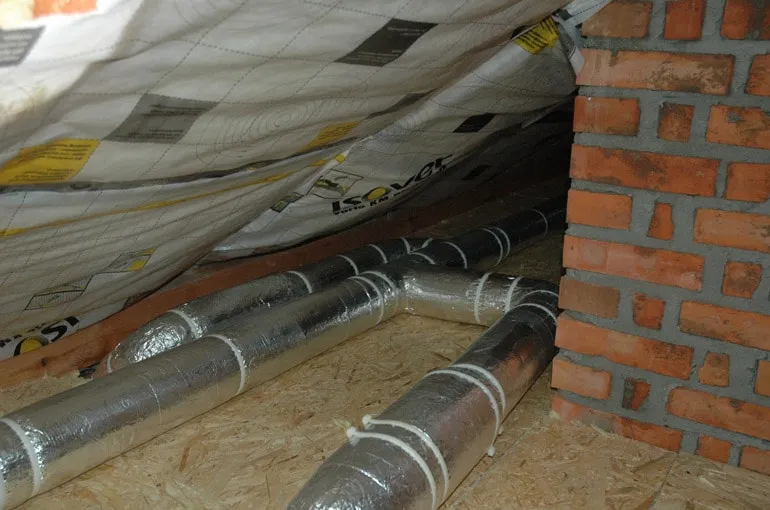 Zdjęcie Jak prawidłowo ocieplić rury wentylacyjne na poddaszu: skuteczna instrukcja