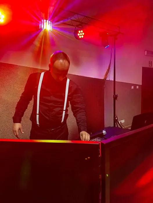 Zdjęcie Ile kosztuje DJ na urodziny? Sprawdź ceny i ukryte wydatki