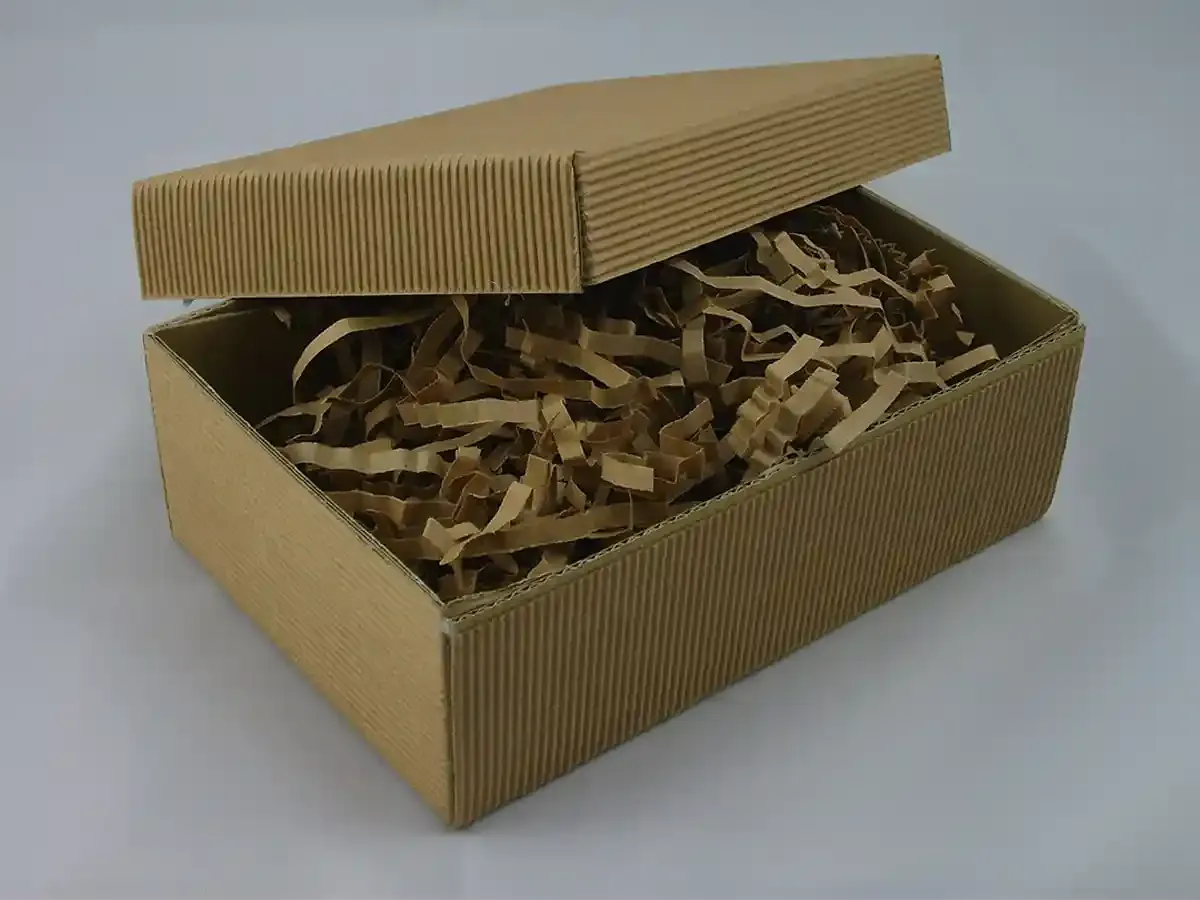 Zdjęcie Jak zapakować prezent w kartonie, aby uniknąć uszkodzeń i zaskoczyć obdarowanego