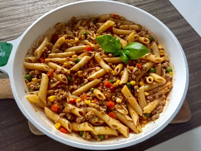 Zdjęcie Makaron penne z sosem bolognese - prosty przepis, który zachwyca smakiem