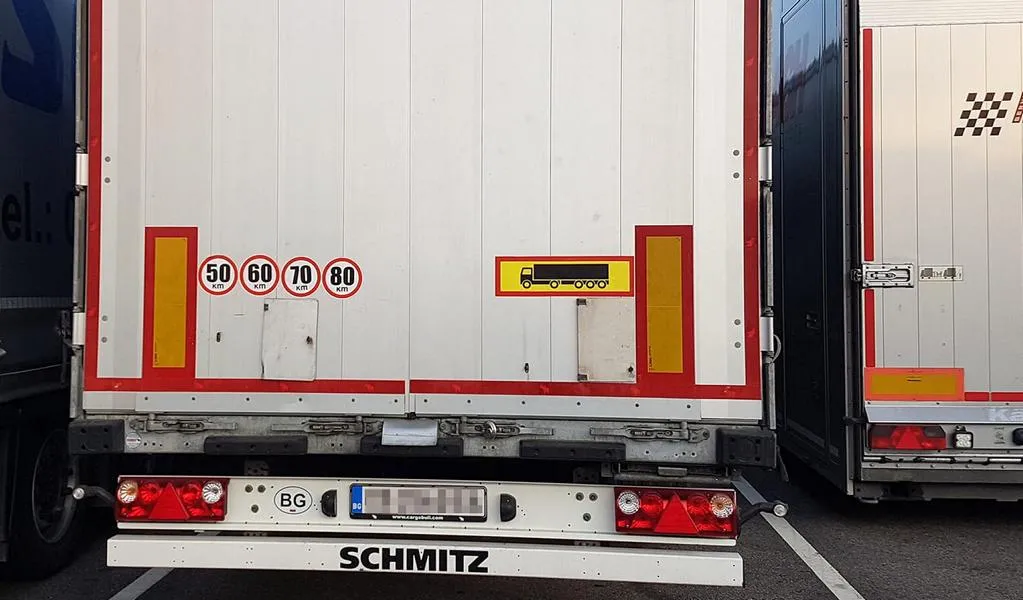 Zdjęcie Co oznaczają ograniczenia prędkości na naczepie i ich konsekwencje