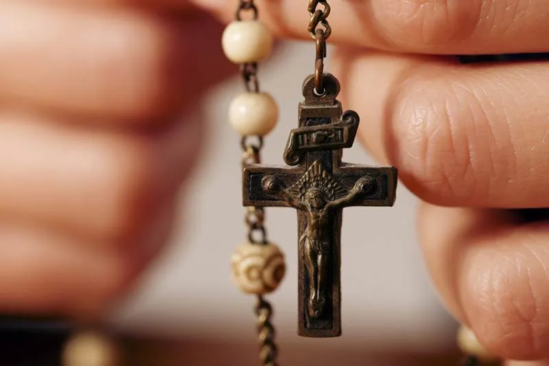 Zdjęcie Jak odmawiać modlitwę różańcową - krok po kroku dla każdego