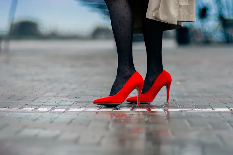 Zdjęcie Czy obcas 9 cm jest wysoki? Jak wpływa na komfort i wygląd?