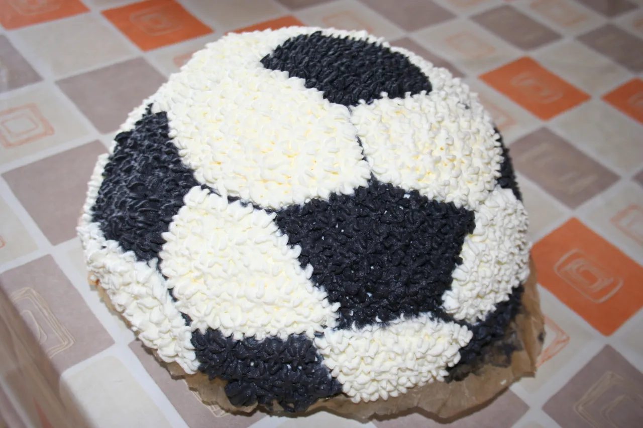 Zdjęcie Jak zrobić tort w kształcie piłki nożnej - proste przepisy i porady