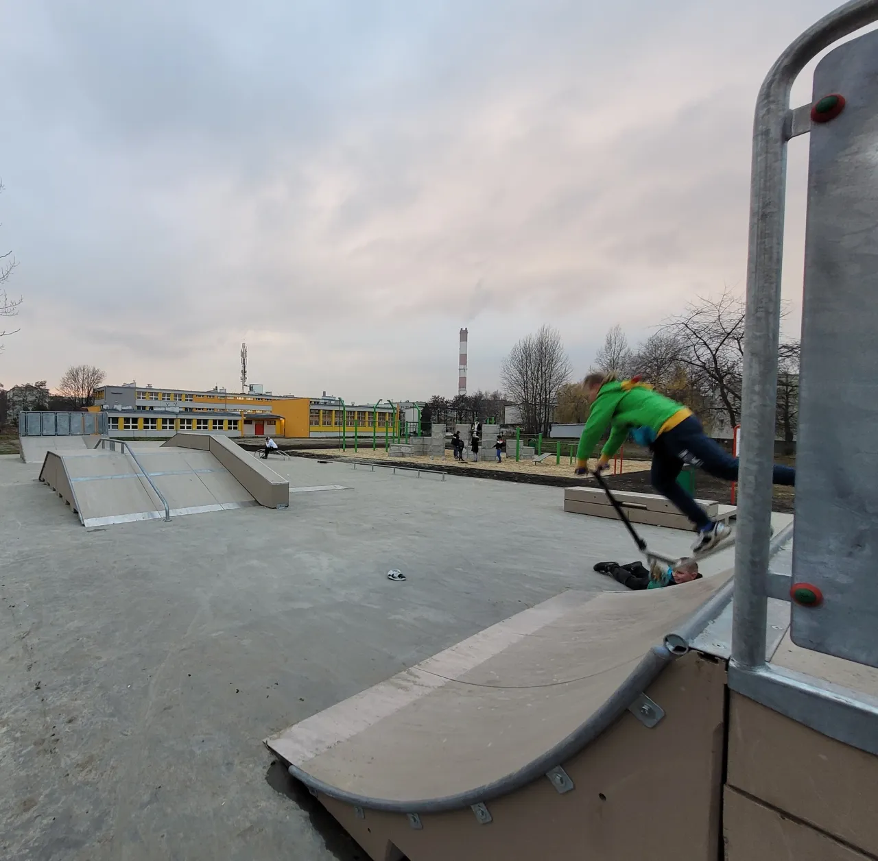 Zdjęcie Skatepark Zabrze: Nowoczesne miejsce dla skaterów z minirampą i przeszkodami