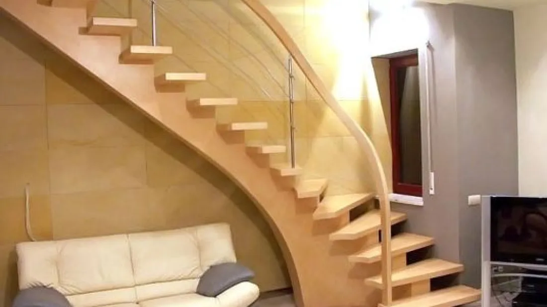 Zdjęcie Schody na jednej belce nośnej: nowoczesny design w Twoim domu