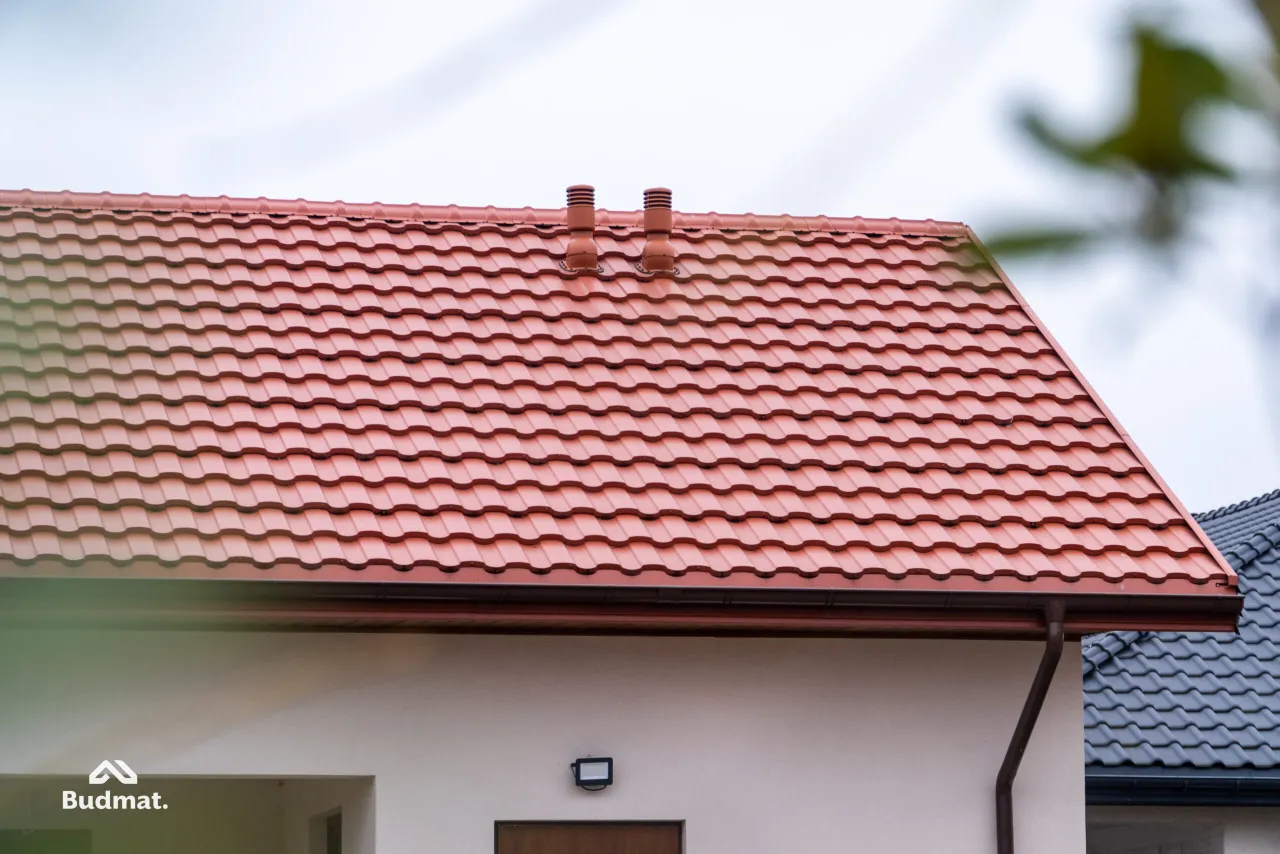 Zdjęcie Jaką dachówkę wybrać? Porównanie ceramicznych i betonowych opcji
