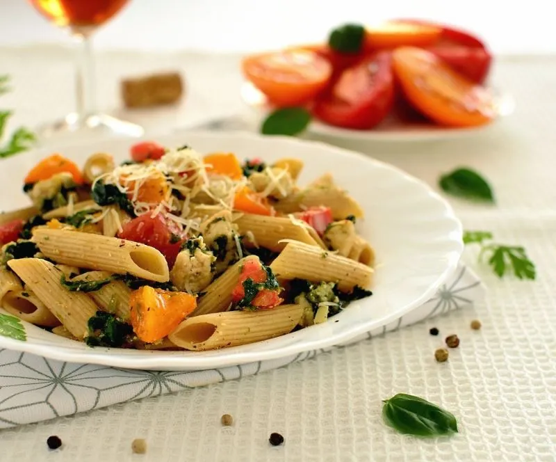 Zdjęcie Prosty przepis na makaron penne z kurczakiem i pomidorami w 30 minut