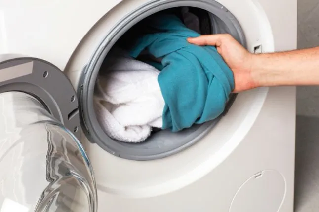 Zdjęcie Jak usunąć plamy z kupy niemowlaka - skuteczne metody i porady