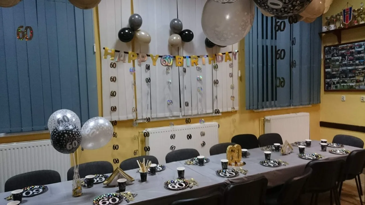 Zdjęcie Jak udekorować stół na 60 urodziny: 10 eleganckich pomysłów