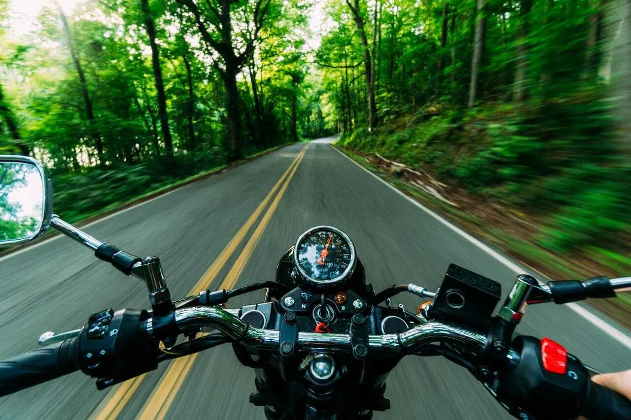 Zdjęcie Ile kosztuje przerejestrowanie motoroweru? Sprawdź, by uniknąć nieprzyjemności