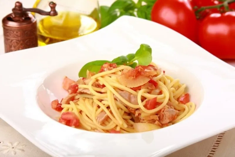 Zdjęcie Szybkie spaghetti z tuńczykiem i pomidorami, które zachwyci smakami