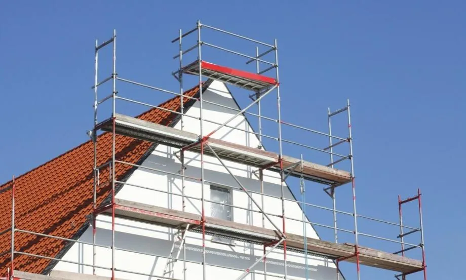 Zdjęcie Wynajem rusztowania elewacyjnego: przewodnik po kosztach, bezpieczeństwie i formalnościach