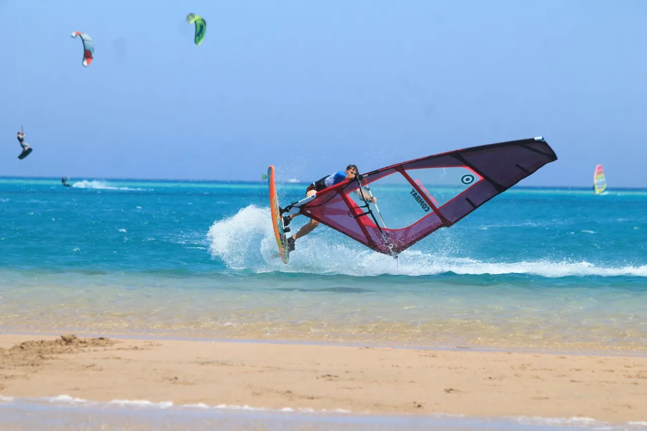 Zdjęcie Gdzie na windsurfing w Grecji? Odkryj najlepsze lokalizacje i porady