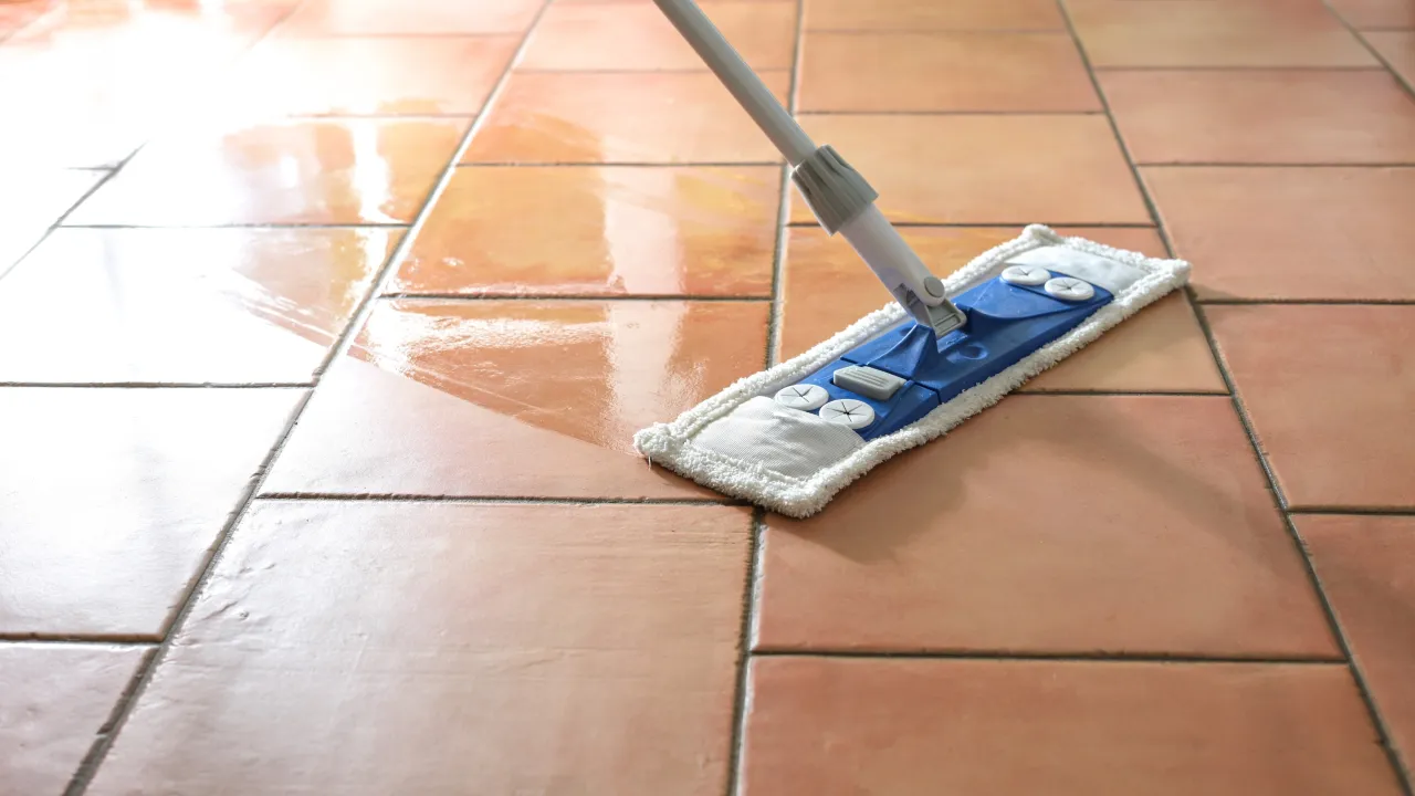 Zdjęcie Skuteczne metody jak usunąć kamień z terakoty bez uszkodzeń