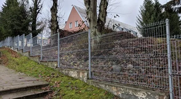 Zdjęcie Jak zrobić ogrodzenie na skarpie - uniknij błędów i oszczędź czas
