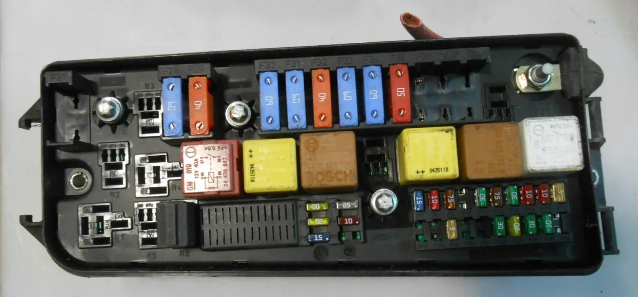 Zdjęcie Gdzie są bezpieczniki w oplu vectra c? Znajdź je szybko i łatwo