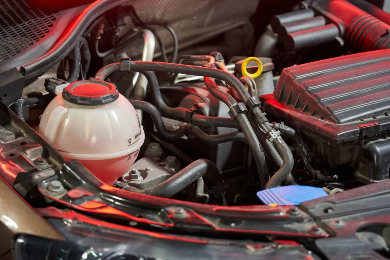 Zdjęcie Czym wyczyścić chłodnicę? Skuteczne metody i najczęstsze błędy