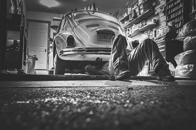 Zdjęcie Ile kosztuje godzina pracy mechanika samochodowego? Sprawdź ceny i czynniki wpływające na koszty