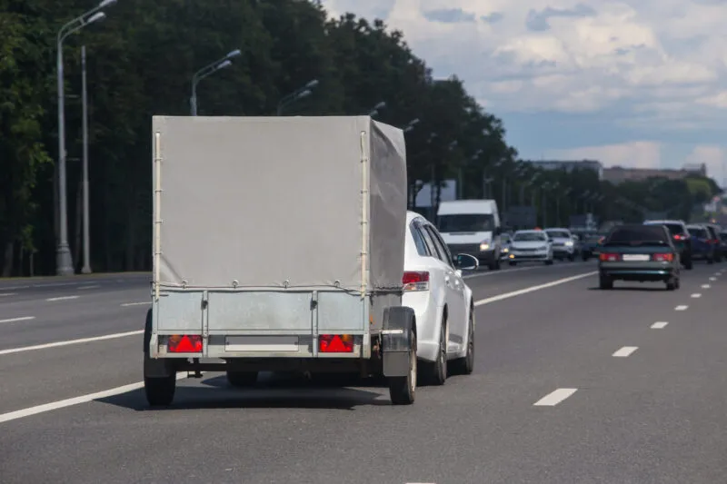 Zdjęcie Ile można jechać autostradą z przyczepą? Uważaj na mandaty!