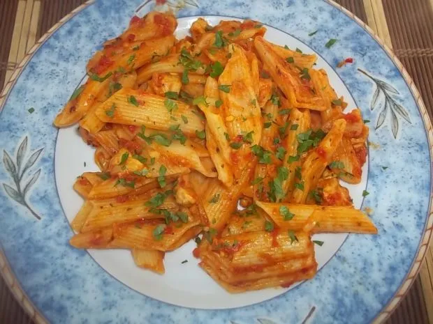 Zdjęcie Szybki przepis na makaron penne z kurczakiem i pomidorami, który zachwyci