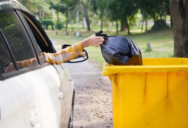 Zdjęcie Gdzie wywieźć plastiki samochodowe? Kluczowe miejsca i przepisy utylizacji