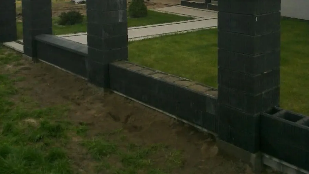 Zdjęcie Czym obłożyć podmurówkę ogrodzenia, aby uniknąć nieestetycznych usterek?