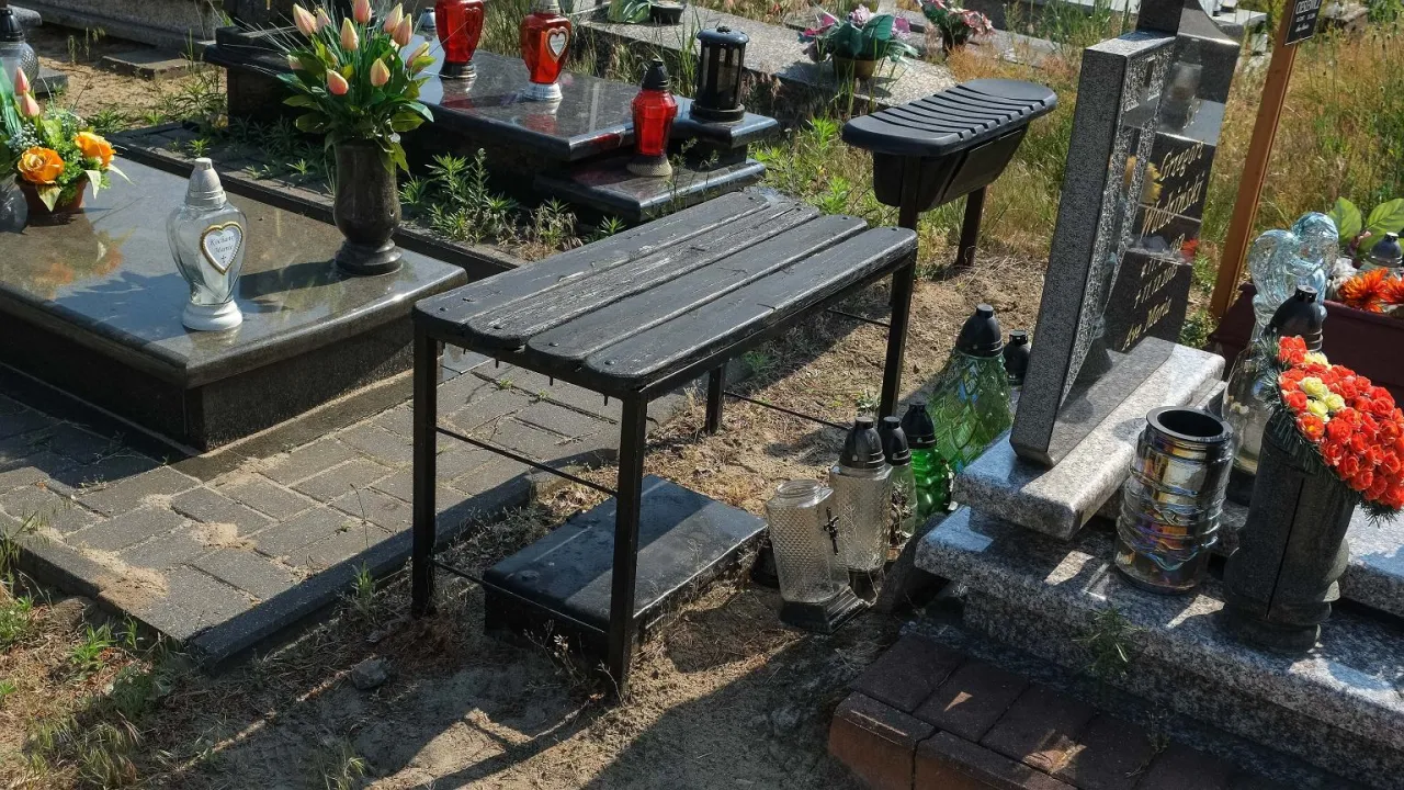 Zdjęcie Ile kosztuje montaż ławki na cmentarzu? Sprawdź ukryte opłaty