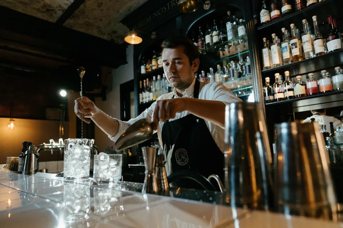 Zdjęcie Ile zarabia barman w Warszawie? Zaskakujące fakty o wynagrodzeniu