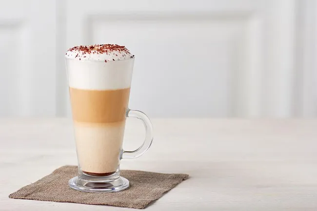 Zdjęcie Dokładna kaloryczność kawy latte: sprawdź wartości dla różnych wersji