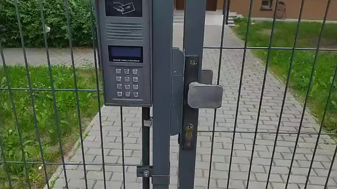 Zdjęcie Domofon: który przycisk otwiera? Poznaj tajniki obsługi