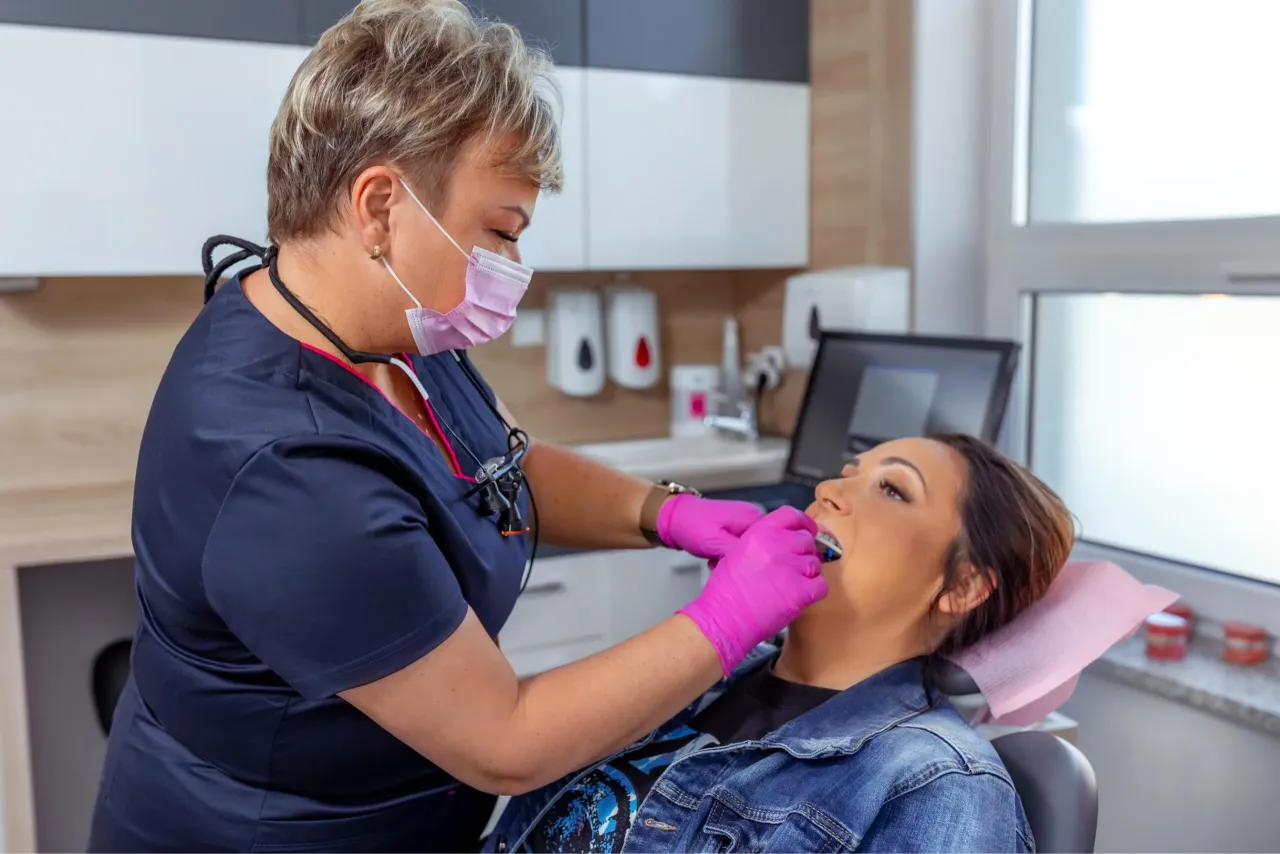 Zdjęcie Czy na sorze jest dentysta? Dowiedz się, gdzie szukać pomocy stomatologicznej