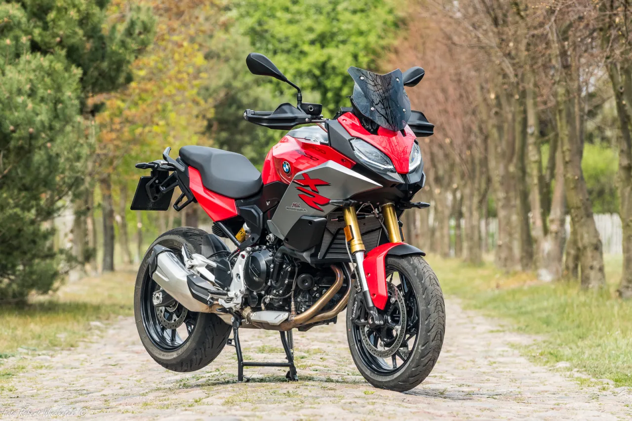 Zdjęcie BMW F 900 XR - wszechstronny motocykl łączący sport i komfort podróży