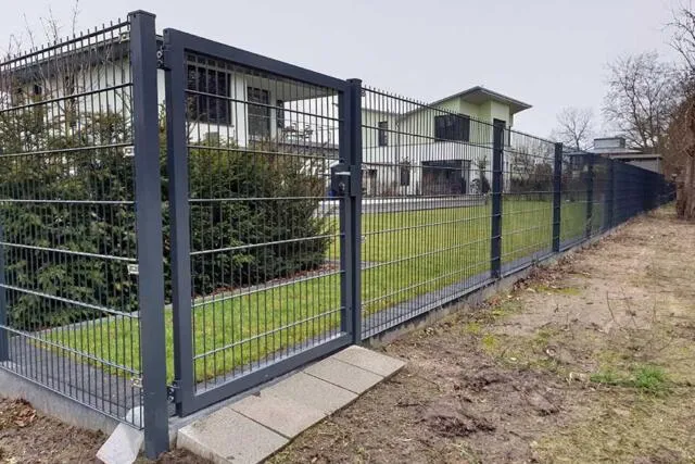 Zdjęcie Przepisy dotyczące ogrodzenia: Ile od granicy można je postawić?