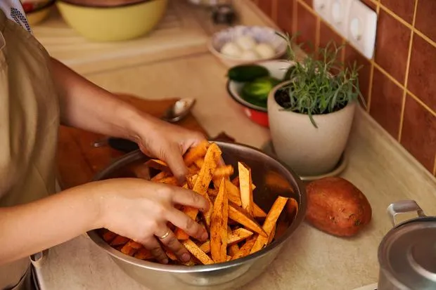 Zdjęcie Co pasuje do frytek? Odkryj najlepsze dania i sosy do frytek