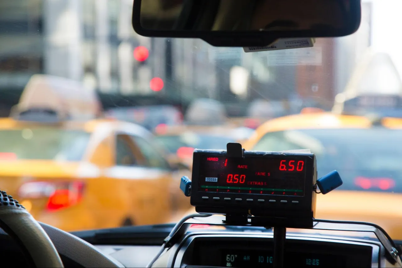 Zdjęcie Ile kosztuje taxi za 20 km? Sprawdź ceny i ukryte opłaty