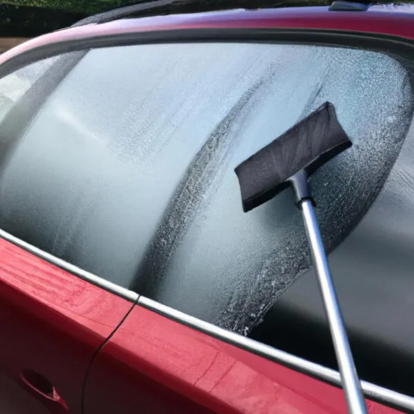 Zdjęcie Skuteczne metody na to, czym zmyć wosk z szyby samochodu