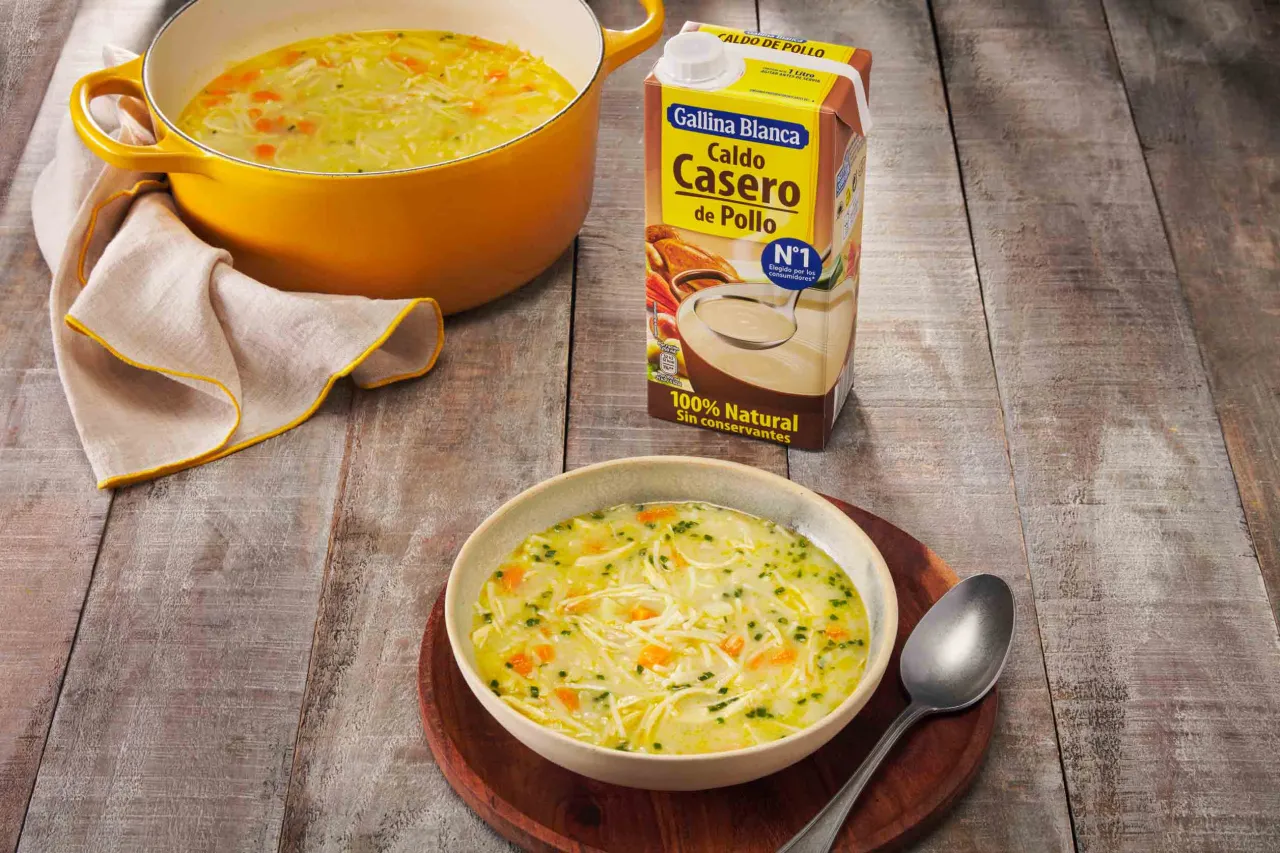 Zdjęcie Sopa de pollo: Receta experta y el remedio que s&iacute; funciona