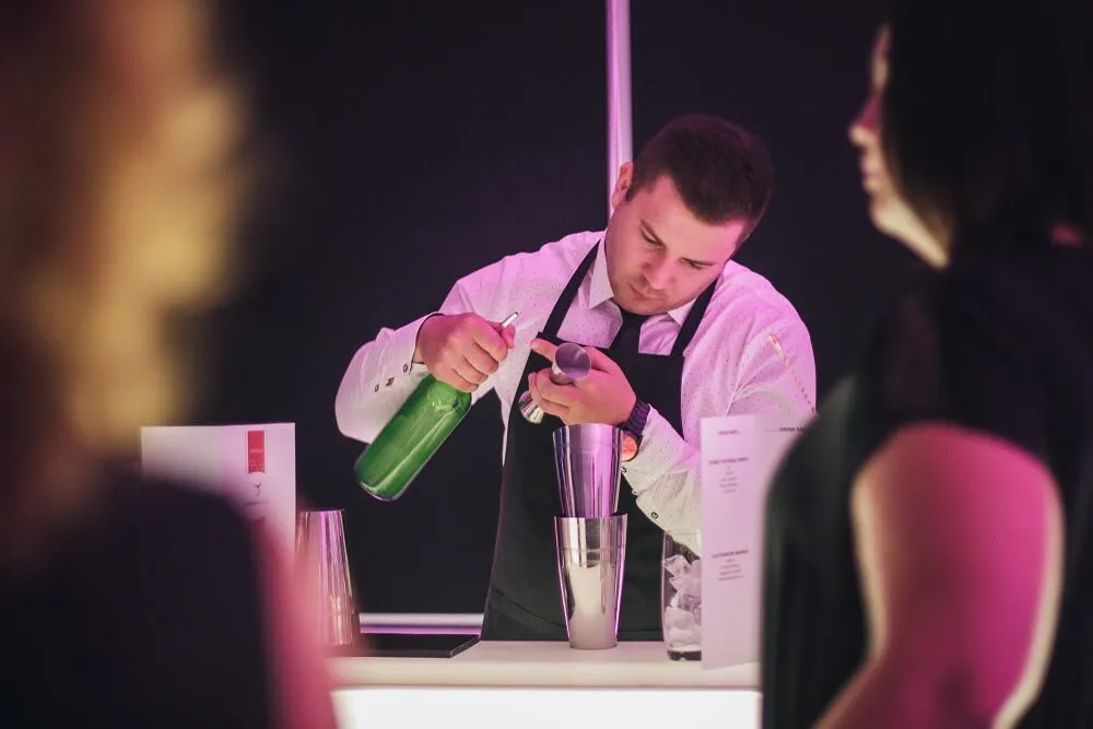 Zdjęcie Ile zarabia barman w restauracji? Sprawdź zaskakujące różnice!