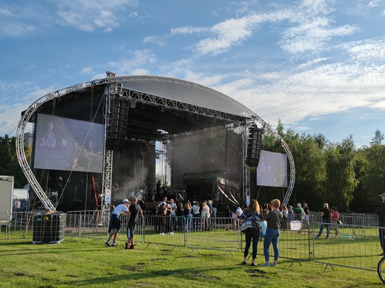 Zdjęcie Praca technik estradowy: Jak zdobyć wymarzoną posadę w branży?