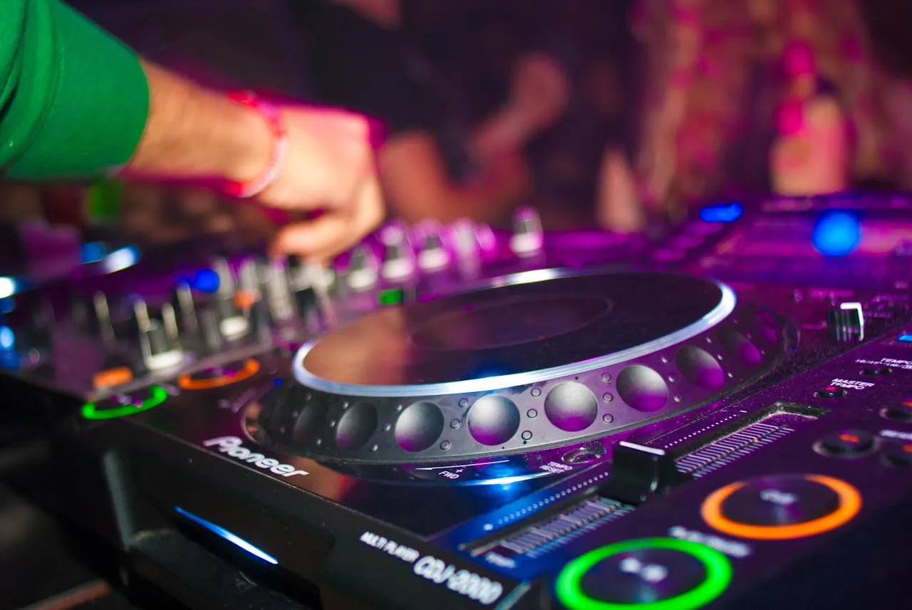 Zdjęcie Co kupić DJ na urodziny? Sprawdź najlepsze pomysły na prezent dla DJ-a!