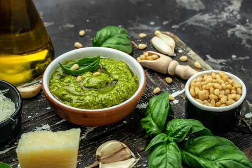 Zdjęcie Czy pesto jest dietetyczne? Odkryj prawdę o jego kaloriach i składnikach