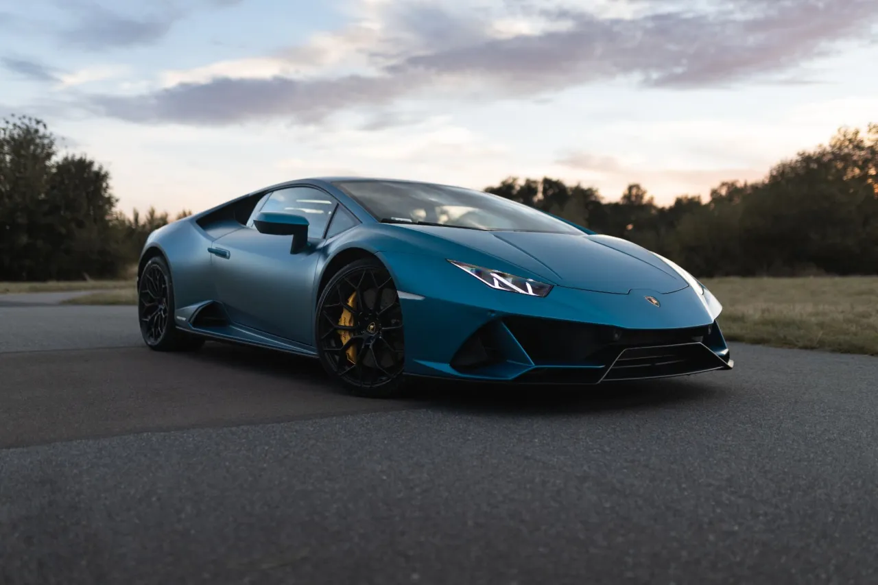 Zdjęcie Ile kosztuje wynajem lamborghini? Ceny, modele i ukryte koszty